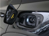 急速充電器は、外出先の公共の充電ステーションでご利用いただけます。CHAdeMOに対応し、短時間で急速充電!150kWの急速充電器を使用した場合、充電率10%から80%まで、約32分で充電できます。