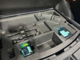 パンク応急修理キット付き。