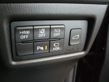 こちらのお車には先進安全装備が多数搭載されています。衝突被害を回避あるいは軽減するためのブレーキや、後方死角からの接近警報、車線逸脱を防止する警報装置など、詳しくはスタッフまでお尋ねください。