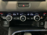 オートエアコンは左右席で独立温度コントロールが可能です。運転席はキンキンに冷やして助手席はマイルドにと言った設定が可能です☆暑さ寒さでケンカすることもなくなりますね♪