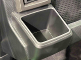 助手席埋め込み式カップホルダー(太ボトル600mm収納可能)