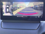360&deg;ビューモニターでは、両サイドとフロント、バックカメラの合成で、あたかも上空から見下ろした様に周囲を確認して頂けます。駐車場だけでなく、T字路等でも活躍のアイテムです!