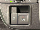 指先だけで簡単に操作が可能な電動パーキングブレーキを採用。「HOLD」スイッチを押すと、渋滞や信号待ちなどでブレーキペダルから足を離しても、ブレーキを保持するので安心です