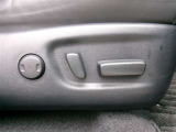 運転席パワーシートを装備しています。操作は電動で、前後調整・上下調整も楽にできますよ。
