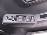 電動格納ミラーの操作スイッチですね。 駐車時にミラーを動かそうと外に出る必要も無く、悪天候の時でも運転席に居ながらミラーの操作できますよ。 一度使うと手放せない装備ですよね。