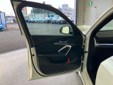 アンビエントライト:直接照明と間接照明を組み合わせて車内を印象深く演出し、寛ぎに満ちたインテリアの雰囲気を生み出します。
