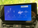 FMやAM、テレビ、Bluetoothなどの音源選択画面を備え、聴きたいメディアを選びやすい構成です。登録機器も一覧で確認でき、日々の移動に合わせて音声を楽しめます。
