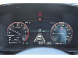 液晶メーター:運転に必要な情報をグラフィカルに表示。2眼表示するノーマル画面の他、ナビ情報と連携する地図画面、アイサイト関連の作動状態を表示するアイサイト画面と3つのモードをスイッチで切替できます