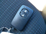 スマートキーを携帯していればキーを取り出さずにドアを施錠&解錠。クルマの始動も可能です。
