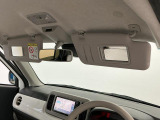 【サンバイザー】車内で身だしなみを整えるためのバニティミラーがセット。お化粧直しや髪型のチェックに活用できます。