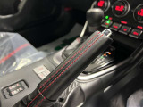 サイドブレーキにも赤いステッチが施されております。