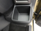 カップホルダーは運転席や助手席からちょうど手の届く位置です!!