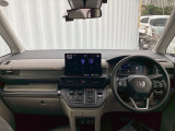 運転席周りです。カップホルダーや小物の収納などは必須ですよね!!使い勝手の良いつくりになっております!!