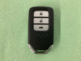スマートキーを装備しています。鍵を差し込むことなくドアロックの開け閉めと、スタートボタン操作でのエンジンスタートができます。ボタン操作でトランクが開けられるトランクオープナーもついています。