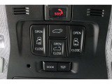 両側電動スライドドアはドアの直接操作以外にも運転席からのスイッチ操作やリモコン操作でも開閉が可能!狭い駐車場などでもドアの開閉が楽々・安心ですね!