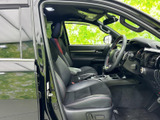 運転席まわりは前方の視界が広く、シートに腰掛けた際も周囲を見渡しやすい印象です。落ち着いた色合いでまとまり、座面や背もたれの形状もゆったりとした雰囲気です。
