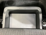 助手席アンダーボックスは運転用の替え靴や、車内に常備しておきたい子供用品、着替えた服などが収納できて便利です。女性に嬉しい収納スペースです
