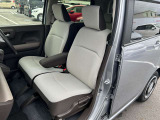 助手席と運転席はゆったりと座れるベンチシートタイプになっています。