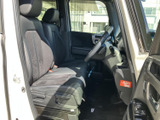 前席は視界が広く、運転席と助手席それぞれにゆとりを感じる空間です。シートの表情や足元の様子も確認でき、日常の移動を過ごす場所として使いやすそうです。