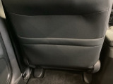 【シートバックポケット】すぐ手に取りたいアイテムをスマートにしまっておけます。限られた空間を有効に活用でき、長距離のドライブでも車内を清潔感のある落ち着いた状態に保ってくれる実用的な機能です。