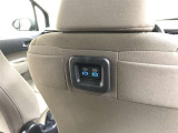 運転席シートバックには充電用USB端子(Type-C)が2個設置されています。2列目に座っていても気兼ねなくスマートフォンやタブレット端末の充電が可能です!充電中のスマホをしまえるポケット付き!