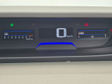 ひと目で情報を確認できる視認性の高いスピードメーターです。