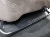 リヤシート下に、傘など入れられる収納場あります。雨で濡れた傘などをそのまましまえて便利です。