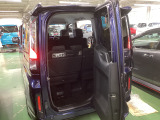 狭いスペースでも荷物をサッと詰め込めます。全部開けば大開口で大きな荷物も楽々積載。ヨコにもタテにも開くわくわくゲートです。