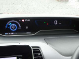 【メーターパネル】素早く車の情報が読み取れる、視認性に優れたシンプルなデザインのメーターパネルです。
