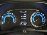 視認性の良い大きめのアナログメーターと、様々な情報を表示可能なディスプレイで、運転中の確認がしやすく安全運転に役立ちます。