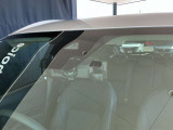 衝突被害軽減システムのカメラ。 前方車両や歩行者を検知、衝突の可能性が高まるとメーター内の警告灯やブザーによりドライバーに回避操作を促します。向かって右側がドライブレコーダーのカメラ。