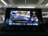 バックカメラの画像です。ガイドラインがスムースな車庫入れをサポートいたします。車庫入れの安心感がアップしますね。