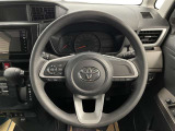 快適な操作性の運転席、ハンドルも綺麗に清掃済みです!もちろん安全を守るエアバッグも装備しているので安心してお乗りいただけます(^^)