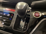 CVT車のセレクトレバーです。低速から高速まで、変速ショックのないスムーズな走りを実現するとともに、エンジン効率のよい領域を維持することで燃費にも貢献します。