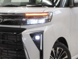 LEDヘッドライトです。デザイン性がよくとても明るいので、夜間の走行や悪天候でも安心です。しかも長寿命!