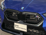 左右のキドニー・グリルの中心にはBMWのエンブレムが鎮座し、個性を放つデザイン性を兼ね備えました。