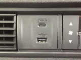 【USBポート】USBポートも装備されています!スマートフォンのオーディオに連携も可能です。今や欠かせない装備の一つです!そして、充電用は急速充電に対応しているtype-Cとなっています♪