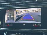 ●リアビューカメラ『入車経路を算出し、ガイドラインと補助線をディスプレイに表示します。同時にバンパーに内蔵のセンサーが障害物を感知し音で注意を促します。後方の死角も安心していただけます。』