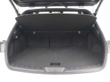 最大荷室長約790mm、最大横幅約1,250mm、荷室容量220L(アンダーデッキを含まず)のラゲージスペースです。