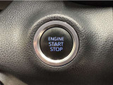 エンジンスタートボタンです。キーが車内にあれば、エンジンの始動・停止はブレーキを踏んでスイッチを押すだけ!キーを取り出す手間を省き、ワンプッシュでエンジンを操作するので簡単でスムーズです。