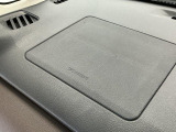 【助手席エアバッグ】SRSエアバッグとはシートベルトの働きを補助して衝突した時に乗員の衝撃を軽減するシートベルト併用式エアバッグ。前面衝突時に瞬時に膨らみ、頭部と胸部の衝撃を軽減します。