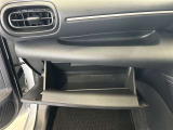 ちょっとしたところは収納ボックスにもなっています。車内はサイズも決まっているので、収納が少ないと思っているアナタ!ご安心ください。さまざまなところに収納が隠れているんです♪