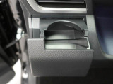【カップホルダー】エアコン吹き出し口下部に設置されていますので使いやすさバッチリ!助手席から手の届くちょうどの位置です!