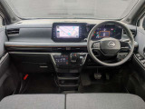 広々としたクリーンな運転席まわり。先進感あふれるデジタルメーターと大型液晶ナビを配置し、視界が広く直感的な操作が可能な快適空間が広がります。(73字)