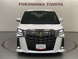 縦方向に厚みのある大型フロントグリルが迫力のあるフロントフェイスを演出します!スモークメッキ加飾が加わり重厚感も増した特別仕様車!ヘッドランプはデイライト機能付きの3眼LEDヘッドランプを特別装備!