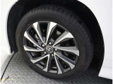 かっこいいホイールですね。 車のイメージを大きく左右するホイール部分はコダワリを持ちたいですね。