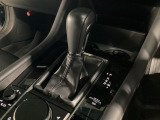 アクセルペダルを踏み込む量や速さに応じて変速パターンを制御し、人馬一体の運転感覚を発揮してくれる6速オートマ!
