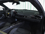 カーペットカラーには「Nero 152(Black)」を採用し、足元を引き締めてインテリア全体の調和を図っています。