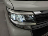 LEDヘッドライト 白く明るい光で夜間走行の安心感を高めます。カスタムグレードは、乗車人数や荷物の量に応じて、照射軸の上下方向を自動調節するオートレベリング機能付です。