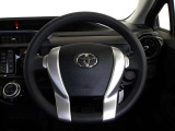 快適な操作性の運転席、ハンドルも綺麗に清掃済みです。もちろん安全を守るエアバッグも装備しているので安心してお乗りいただけます。